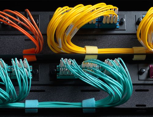 Organização de Cabos de Fibra Óptica com Velcro no Data Center